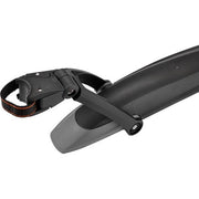 Zwart SKS X-Blade II achterspatbord van PVC met quick-release en diefstalbeveiliging op een fiets.