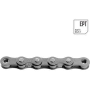 KMC Z1 Wide EPT ketting voor single speed fietsen, donker zilver, 112 schakels, 1/2" x 1/8" in close-up.