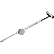 SKS aluminium voetpomp met manometer, 22 bar, voor het oppompen van fietsbanden, zichtbaar in de afbeelding.