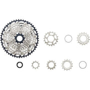 Shimano SLX CS-M7100 12-speed cassette met metalen tanden en zwart ontwerp, geschikt voor mountainbikes en racefietsen