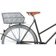 Basil Cento achterfietsmand in olijfgroen, fijnmazig staal, geschikt voor bagage en accessoires op de fiets.