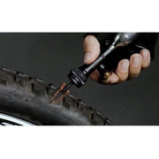 Topeak Tubi Master X CO2-pomp met cartridge voor snelle bandenopblaasactie, compacte fietspomp in zwart en blauw.