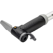 Topeak Essentials fietsonderdeellenset met minipomp en accessoires voor fietsreparaties en onderhoud.