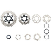 Shimano Ultegra R8000 11-speed cassette met metalen tanden, bevestigingsring en onderdelen, op een witte achtergrond