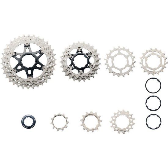 Shimano Ultegra R8000 11-speed cassette met metalen tanden, bevestigingsring en onderdelen, op een witte achtergrond