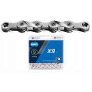 Nikkel-geplateerde KMC 9-speed ketting met 114 schakels voor fietstransmissie, zichtbaar in close-up.
