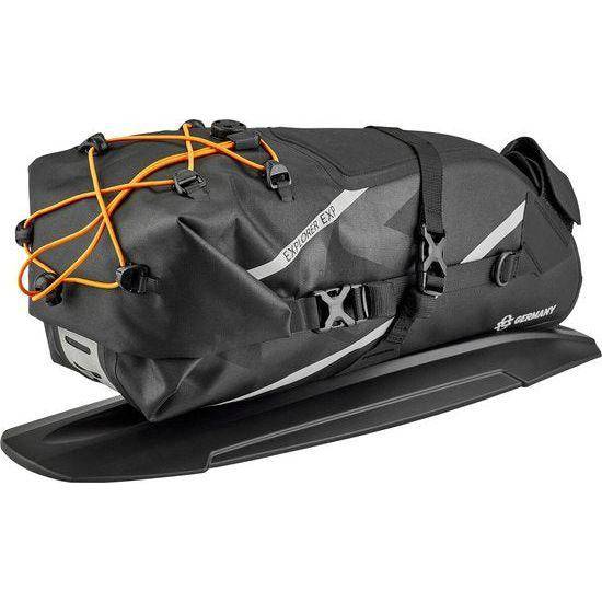 Zwarte SKS Explorer Exp. zadeltas van 13 liter voor bikepacking, met spatbord, bevestigd aan fiets.