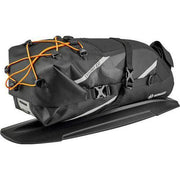 Zwarte SKS Explorer Exp. zadeltas van 13 liter voor bikepacking, met spatbord, bevestigd aan fiets.