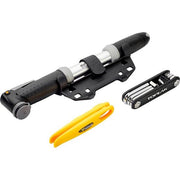 Topeak Essentials fietsonderdeel kit met minipomp en accessoires voor fietsreparaties en onderhoud.