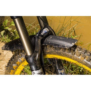 Polisport voorspatbord Xcape in zwart voor 26, 27,5 en 29 inch mountainbikes, beschermt tegen modder en water.