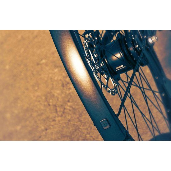 Zwarte SKS Edge aluminium spatbordset voor 28-inch fietsen, beschermt tegen modder en water tijdens het rijden.
