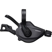 Shimano Deore XT SL-M8100 12-speed Rapidfire Plus shifter rechts, close-up van de gearversteller in zwart en rood.