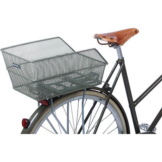 Basil Cento achterfietsmand in olijfgroen, fijnmazig staal, geschikt voor fietsaccessoires en boodschappentransport