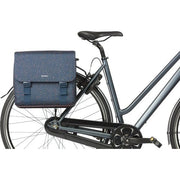 Basil Flair dubbele fietstas van 35 liter, zwart met reflecterende details, bevestigd aan een fiets.