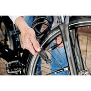 Zwart Trelock kabelslot SK210 van 180cm lang en 10mm dik, geschikt voor fietsbeveiliging, ligt uitgestrekt op de grond.