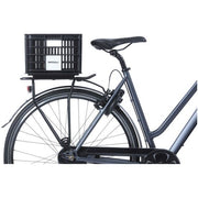 Basil fietskrat M van gerecycled kunststof, geschikt voor 29,5 liter fietsmanden, zwart en stevig, voor fietsaccessoires.