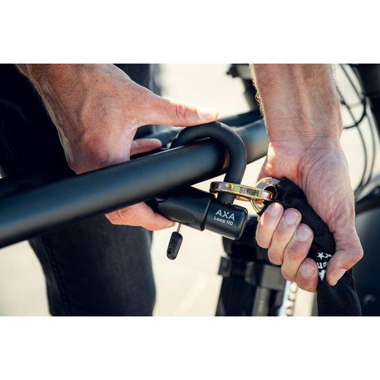 Axa Loop ART2 kettingslot met hangslot en polyester hoes, stevig beveiligingsslot voor fietsen, zwart en compact ontwerp.