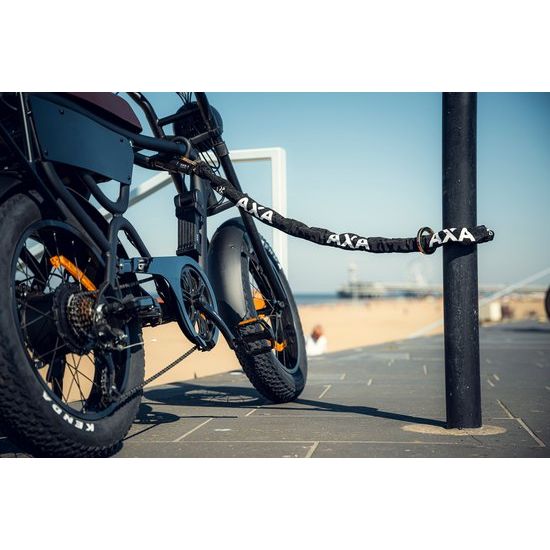 Axa Loop ART2 kettingslot met hangslot en polyester hoes, stevig beveiligingsslot voor fietsen en scooters.