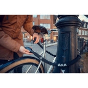 AXA Absolute 5 kettingslot met polyester hoes, 5 mm dik, geschikt voor beveiliging van fietsen of accessoires.
