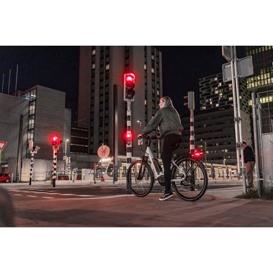 Axa Juno Dynamo Steady Led achterlicht in zwart, bevestigd aan fiets, voor veilige ritten en goede zichtbaarheid
