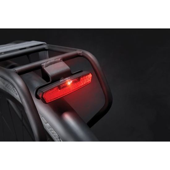 Zwart Axa Juno Dynamo Steady LED achterlicht voor fiets, helder en duurzaam voor veilige ritten.