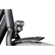 Zwarte Axa Nox City autokoplamp met automatische uitschakeling bij 4 lux, geschikt voor stadsverkeer en veilig rijden.