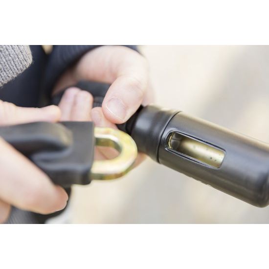 Zwart Axa kettingslot Linq 100 cm met Ø 9,5 mm, zichtbaar in winkelverpakking, geschikt voor fietsbeveiliging.
