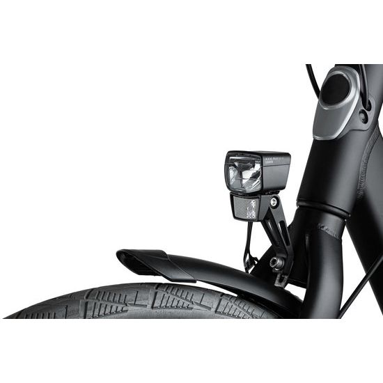 Axa NXT koplamp voor e-bike, 6-12V, met geïntegreerde reflector, zwart, bevestigd op het voorframe van een e-bike.