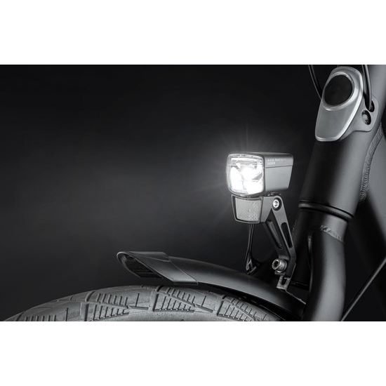 Axa NXT koplamp voor e-bike, 6-12V met geïntegreerde reflector, zwart kunststof, zichtbaar op fietsframe
