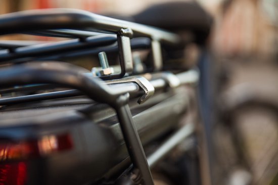 Steco universele bagagedrager voor e-bike, geschikt voor tot 25 kg, met bevestigingspunten en stevig ontwerp.