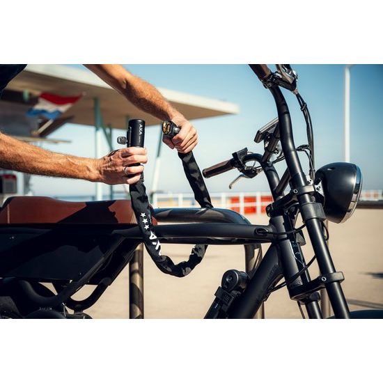 Robuust Axa Linq Pro kettingslot ART 3 met stevige ketting en slot, geschikt voor beveiliging van fietsen en scooters.