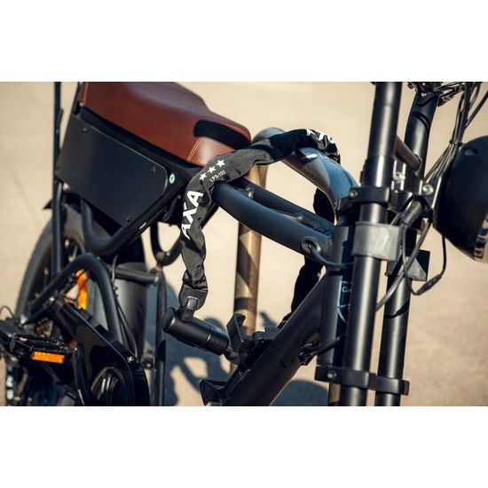 Zwart AXA Linq Pro kettingslot ART 3 met stevige ketting en cilinderslot voor fietsbeveiliging, zichtbaar op de afbeelding