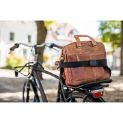 Steco Commuter Mee MZW bagagedragerverbreder bevestigd op fiets voor bredere bagagedrager, zwart kunststof, close-up.
