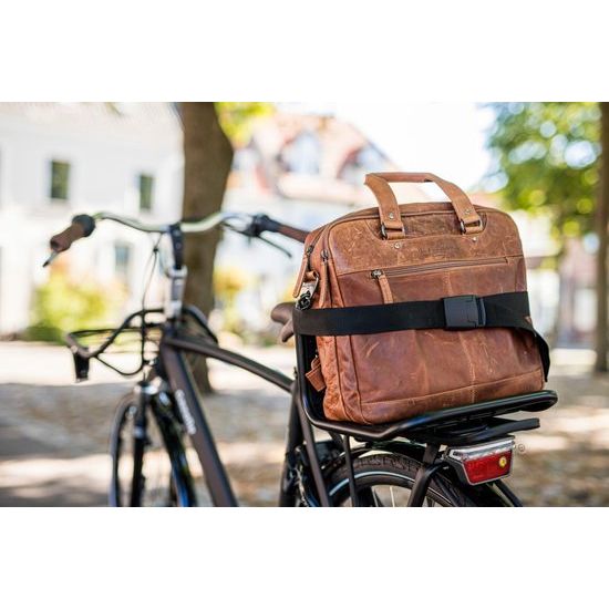 Steco Commuter Mee MZW bagagedragerverbreder bevestigd op fiets voor bredere bagagedrager, zwart kunststof, close-up.