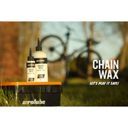 Biologisch afbreekbare Airolube Chainwax kettingwax, smeermiddel voor fietsen, zichtbaar in een open tube met wax.