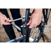 Zwart Trelock vouwslot FS480 Cops X-Move 130cm beveiligingsslot met stalen ketting op een witte achtergrond
