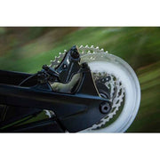 Shimano Deore BR-M6100 hydraulische remklauw met 2 zuigers voor post mount remsystemen, zwart, close-up van de remklauw.