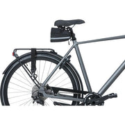 Zwarte Basil Mada zadeltas van 1 liter, stevig en waterdicht, geschikt voor fietstassen, zichtbaar in de afbeelding.