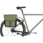 Basil Go dubbele fietstas 32 liter waterafstotend met reflecterende details, geschikt voor achterop de fiets.