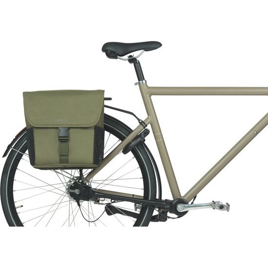 Basil Go dubbele fietstas 32 liter waterafstotend met reflecterende details, geschikt voor dubbele bagage op fiets.