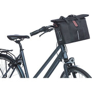 Zwarte Basil City MIK fietstas voor één fiets, waterafstotend, 8-11 liter inhoud, eenvoudig te bevestigen.