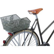 Fijnmazige Olijfgroene achterfietsmand van Basil Cento S Flower voor fietsaccessoires en boodschappen.