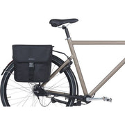 Basil Go dubbele fietstas 32 liter waterafstotend met reflecterende details, geschikt voor bagage op fietstassen.