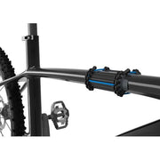 Thule carbon frameadapter met thermoplastische rubberen voering voor fietsendrager onderdelen, zichtbaar op de afbeelding.