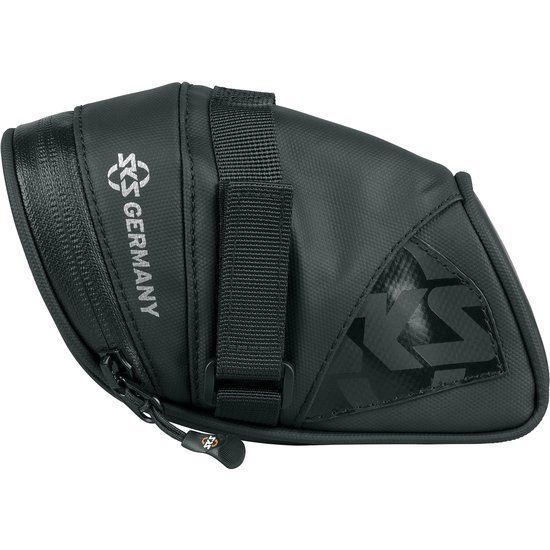 Zwarte SKS Explorer straps zadeltas van 0,5 liter voor fiets, zichtbaar met bevestigingsriemen en compacte vorm.