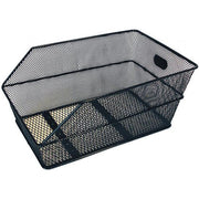 Zwarte Basil stalen fietsmand achter met dragerbevestiging, geschikt voor fietstassen en voorwerpen, op een fiets gemonteerd.