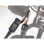 Topeak Minipomp Pocket Shock Digital, compacte fietspomp met digitale drukmeter voor shockvering en banden.