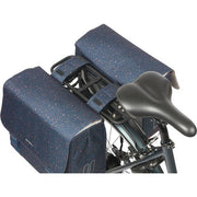 Dubbele Basil Flair fietstas van 35 liter met reflecterende details en stevige handgrepen, geschikt voor fietsaccu's.
