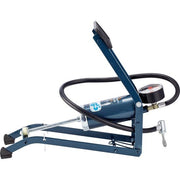 Blauwe SKS Picco voetpomp met staalconstructie en adapters, geschikt voor het oppompen tot 5 bar.