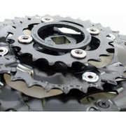 Shimano Acera M361 stadsfiets crankstel met 42/32/22 tanden in zwart, geschikt voor 7/8-speed fietsen, close-up van de kettingbladen